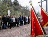 Obchody 77. rocznicy zbrodni katyńskiej przy pomniku Trzech Krzyży w Hucie Szklanej