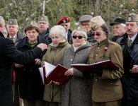 Obchody 77. rocznicy zbrodni katyńskiej przy pomniku Trzech Krzyży w Hucie Szklanej