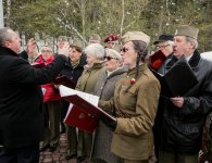 Obchody 77. rocznicy zbrodni katyńskiej przy pomniku Trzech Krzyży w Hucie Szklanej