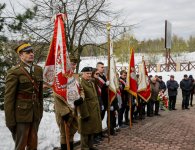 Obchody 77. rocznicy zbrodni katyńskiej przy pomniku Trzech Krzyży w Hucie Szklanej