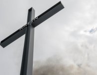 Obchody 77. rocznicy zbrodni katyńskiej przy pomniku Trzech Krzyży w Hucie Szklanej