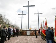 Obchody 77. rocznicy zbrodni katyńskiej przy pomniku Trzech Krzyży w Hucie Szklanej