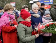 Obchody 77. rocznicy zbrodni katyńskiej przy pomniku Trzech Krzyży w Hucie Szklanej