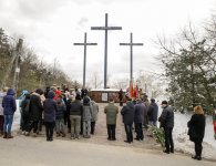 Obchody 77. rocznicy zbrodni katyńskiej przy pomniku Trzech Krzyży w Hucie Szklanej