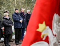 Obchody 77. rocznicy zbrodni katyńskiej przy pomniku Trzech Krzyży w Hucie Szklanej