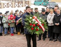 Obchody 77. rocznicy zbrodni katyńskiej przy pomniku Trzech Krzyży w Hucie Szklanej