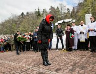 Obchody 77. rocznicy zbrodni katyńskiej przy pomniku Trzech Krzyży w Hucie Szklanej