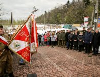 Obchody 77. rocznicy zbrodni katyńskiej przy pomniku Trzech Krzyży w Hucie Szklanej