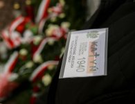 Obchody 77. rocznicy zbrodni katyńskiej przy pomniku Trzech Krzyży w Hucie Szklanej