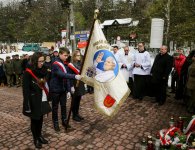 Obchody 77. rocznicy zbrodni katyńskiej przy pomniku Trzech Krzyży w Hucie Szklanej