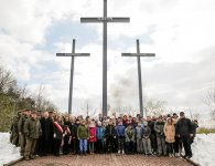 Obchody 77. rocznicy zbrodni katyńskiej przy pomniku Trzech Krzyży w Hucie Szklanej