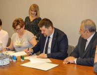 Podpisanie umów z Warsztatami Terapii Zajęciowej w Osinach