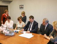 Podpisanie umów z Warsztatami Terapii Zajęciowej w Osinach