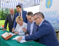 Podpisanie umowy na budowę nowego budynku ZSP nr 5 w Łopusznie