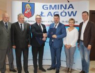 Podpisanie umów na remonty dróg i chodników w Łagowie