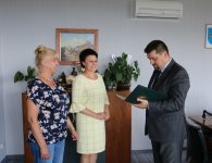 Jubileusze pracy obchodziły dwie pracownice kieleckiego starostwa - Wiesława Knez i Jolanta Sotkiewicz. 