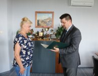 Jubileusze pracy obchodziły dwie pracownice kieleckiego starostwa - Wiesława Knez i Jolanta Sotkiewicz. 