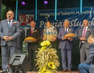 Delegacja Powiatu Kieleckiego na dożynkach w Damnicy (Pow. Słupski)