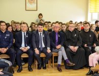 Powiatowy Zespół Szkół w Chęcinach włączył się w Kampanię Białej Wstążki.