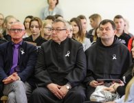 Powiatowy Zespół Szkół w Chęcinach włączył się w Kampanię Białej Wstążki.