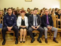 Powiatowy Zespół Szkół w Chęcinach włączył się w Kampanię Białej Wstążki.