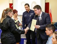 Powiatowy Zespół Szkół w Chęcinach włączył się w Kampanię Białej Wstążki.