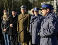 Policjanci otrzymali nowe radiowozy oraz łódź i holownik