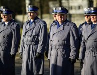 Policjanci otrzymali nowe radiowozy oraz łódź i holownik