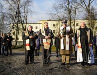 Policjanci otrzymali nowe radiowozy oraz łódź i holownik