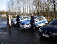 Policjanci otrzymali nowe radiowozy oraz łódź i holownik