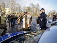 Policjanci otrzymali nowe radiowozy oraz łódź i holownik