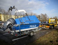 Policjanci otrzymali nowe radiowozy oraz łódź i holownik