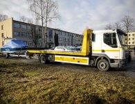 Policjanci otrzymali nowe radiowozy oraz łódź i holownik