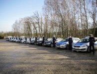 Policjanci otrzymali nowe radiowozy oraz łódź i holownik
