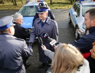 Policjanci otrzymali nowe radiowozy oraz łódź i holownik