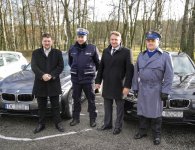 Policjanci otrzymali nowe radiowozy oraz łódź i holownik