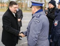 Policjanci otrzymali nowe radiowozy oraz łódź i holownik