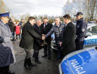 Policjanci otrzymali nowe radiowozy oraz łódź i holownik