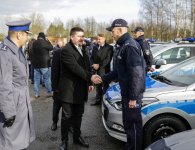 Policjanci otrzymali nowe radiowozy oraz łódź i holownik