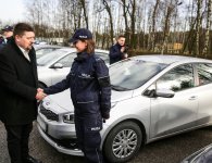 Policjanci otrzymali nowe radiowozy oraz łódź i holownik
