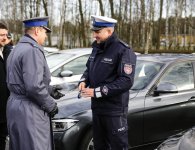 Policjanci otrzymali nowe radiowozy oraz łódź i holownik