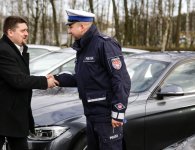 Policjanci otrzymali nowe radiowozy oraz łódź i holownik