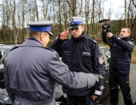 Policjanci otrzymali nowe radiowozy oraz łódź i holownik