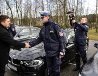 Policjanci otrzymali nowe radiowozy oraz łódź i holownik