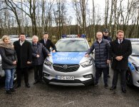Policjanci otrzymali nowe radiowozy oraz łódź i holownik