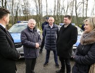 Policjanci otrzymali nowe radiowozy oraz łódź i holownik