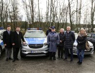 Policjanci otrzymali nowe radiowozy oraz łódź i holownik