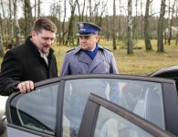 Policjanci otrzymali nowe radiowozy oraz łódź i holownik