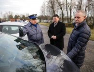 Policjanci otrzymali nowe radiowozy oraz łódź i holownik