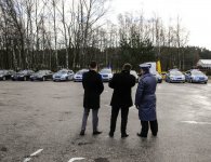 Policjanci otrzymali nowe radiowozy oraz łódź i holownik